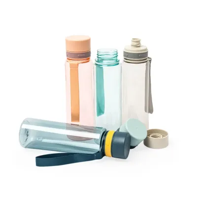 Garrafa de 780ml com tampa rosqueável e bocal, tampa protetora e alça em nylon para facilitar o t...