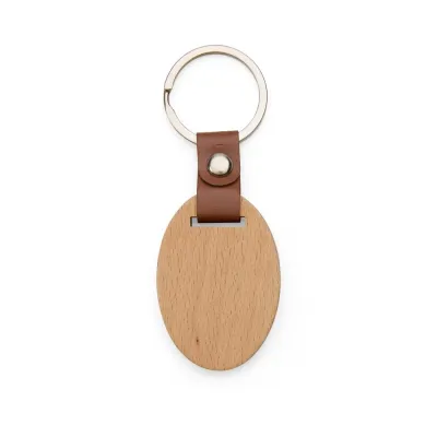 Feito em madeira com um delicado detalhe em couro sintético, este chaveiro é a escolha perfeita p...