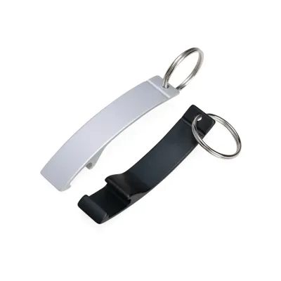 Chaveiro abridor metálico com acabamento fosco.