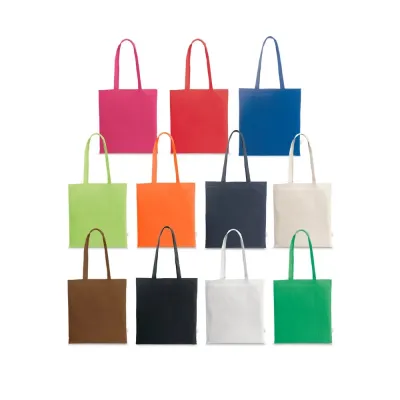 Sacola (180 g/m²) em algodão reciclado (70%) e rPET (30%) com alças de 65cm. 380 x 420 mm