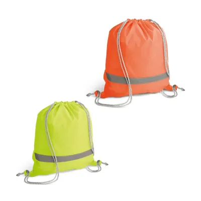 Sacola tipo mochila em 210D, com elementos refletores. Produto promocional. 350 x 400 mm
