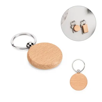Chaveiro em madeira de faia, resistente e elegante. Possui uma argola em ferro para facilitar o t...