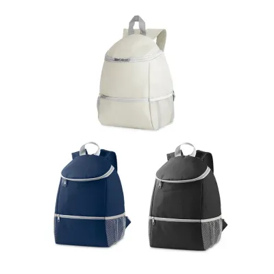 Mochila térmica em 600D com capacidade até 10 L. Inclui um bolso frontal com zíper e dois bolsos ...