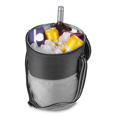 Bolsa térmica com capacidade de 25 litros. Fabricada em tecido nylon mescla 300D na cor cinza e g...