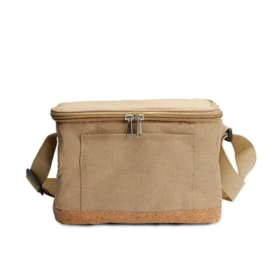 Bolsa térmica em poliéster 600D e detalhes na parte inferior em cortiça, com capacidade de até 6,...