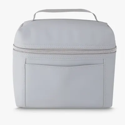 Bolsa térmica em PU, parte interna costurada, com alça de mão e bolso frontal.