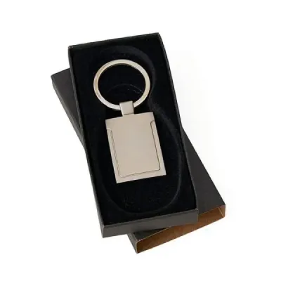 Confeccionado em metal cromado fosco, possui argola com Ø 3,3cm e está acomodado em uma embalagem...