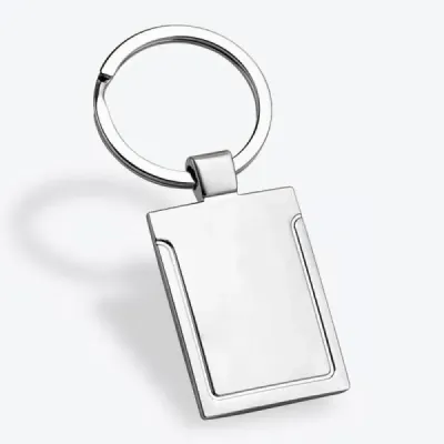 Chaveiro em metal injetado em liga de Zamac, com acabamento cromado fosco, detalhes e argola em c...