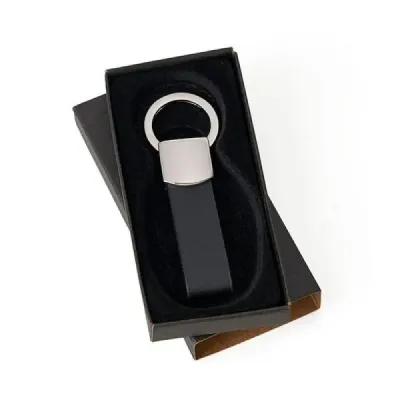 Confeccionado em metal cromado brilhante e material sintético preto, possui argola com Ø 3cm e es...