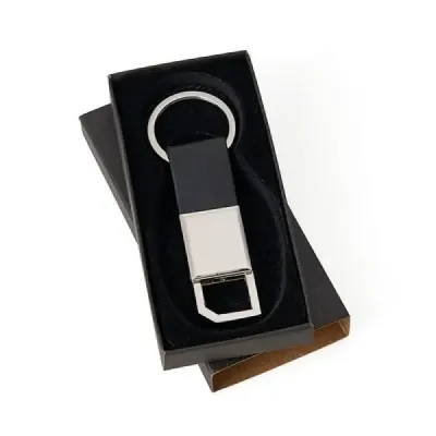 Confeccionado em metal cromado brilhante e material sintético preto, é estilo mosquetão, possui a...