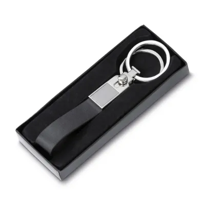 Chaveiro de metal com couro sintético preto com 2 argolas + caixa com berço aveludado. Engate ráp...