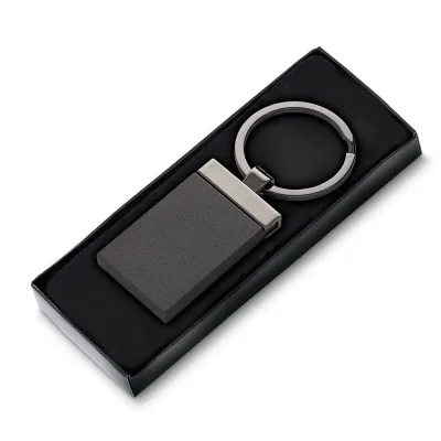 Chaveiro produzido em liga de zinco, ferro e alumínio.Acompanha estojo.