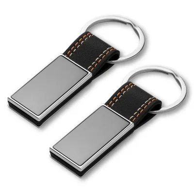 Chaveiro de metal em níquel brilhante + PU, acompanha caixa com berço aveludado.