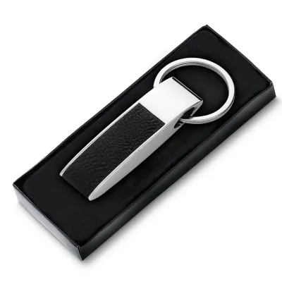 Chaveiro produzido em Liga de zinco, ferro e PU, Acompanhano estojo.