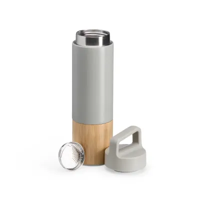 Garrafa térmica de 550 ml e infusor em inox, livre de BPA. Possui detalhe em bambu, tampa plástic...