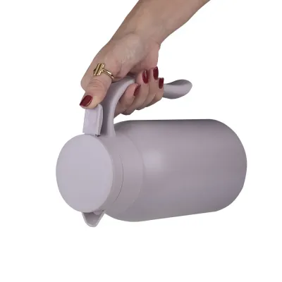 Garrafa Térmica com parede dupla em aço inox, alça e tampa plástica com vedação em silicone, poss...