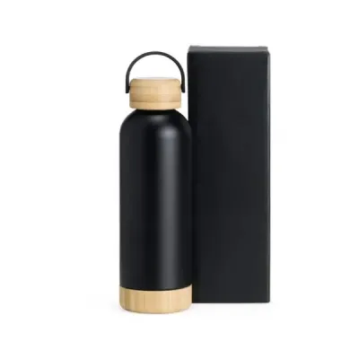 Garrafa com parede dupla em Inox na cor preta em metal.\nConta com detalhes em Bambu na tampa e n...