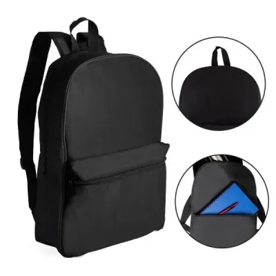 Mochila preta confeccionada em Polyester 600D. Conta com bolso principal e bolso frontal em zíper...