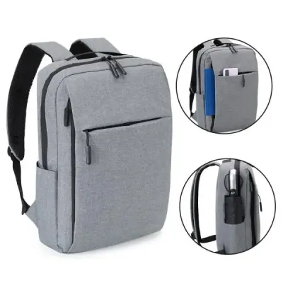 Mochila cinza em poliéster 300D.\nConta com compartimento principal com espaço para notebook e fe...