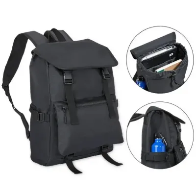 Mochila preta confeccionada em Polyester 600D. Conta com bolso principal com fechamento com cordã...