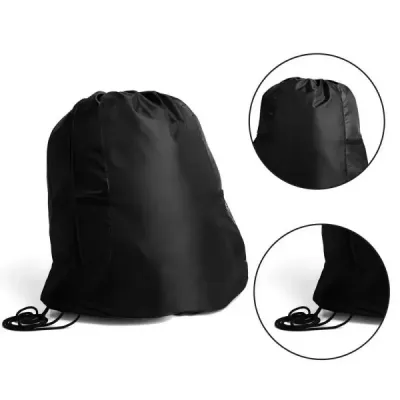 Mochila sacola preta confeccionada em Nylon 210D. Conta com dois bolsos externos em tela elástica...