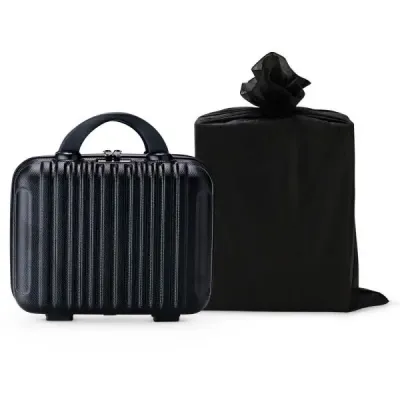 Frasqueira confeccionada em ABS rígido preto. Conta com fechamento em zíper, alça de mão, alça ca...