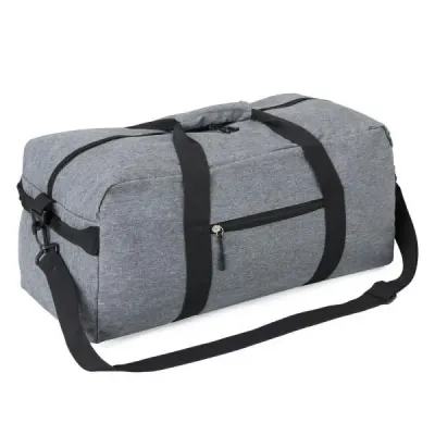 Mala esportiva cinza. \nConta com compartimento principal e bolso lateral, ambos em zíper. Conta ...