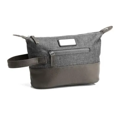 Necessaire em Poliester 300D Melange Cinza com detalhes em couro. Conta com dois compartimentos c...