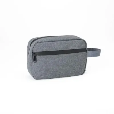 Necessaire cinza. Conta com compartimento principal e bolso lateral, ambos com o fecho em zíper e...