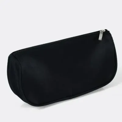 Confeccionada em microfibra preto, possui forro em nylon e zíper superior; É leve de porte pequen...