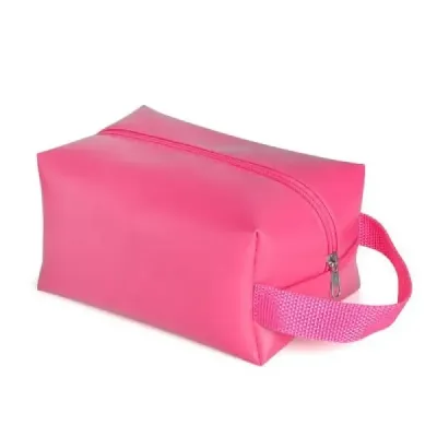 Necessaire com alça em material sintético na cor rosa. Tipo de gravação: Gravação em Silk Screen....