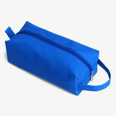 Necessaire em Nylon azul. Conta com fechamento em zíper e alça de mão. Tipo de gravação: Uma grav...