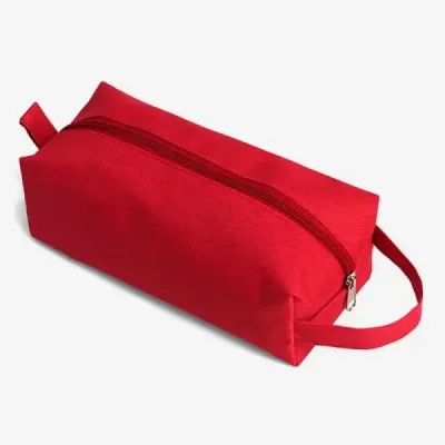 Necessaire em Nylon vermelha. Conta com fechamento em zíper e alça de mão. Tipo de gravação: Uma ...