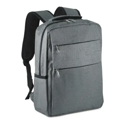 Mochila p/ Notebook em tecido poliéster. Parte externa: 3 Bolsos frontais com ziper; 2 Bolsos lat...