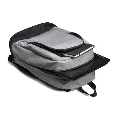 Mochila p/ Notebook em tecido poliéster. Parte externa: Bolsos frontal com ziper; Alça de ombro a...