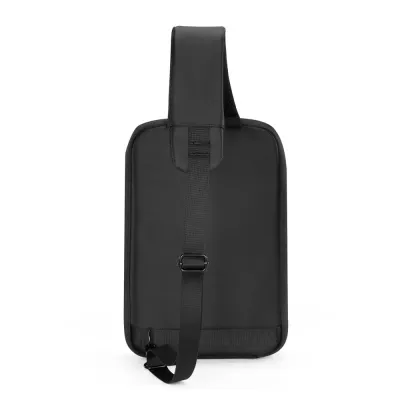 Mochila transversal com bolso interno para guardar seus itens essenciais, produzido em PU, imperm...