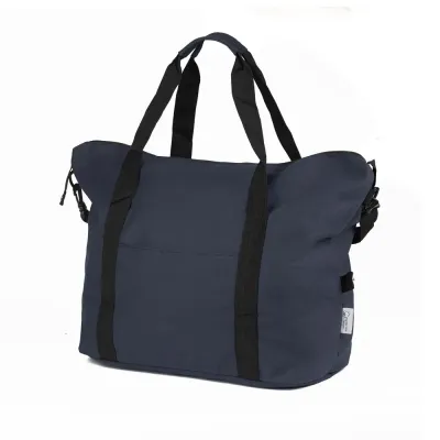 Mala esportiva em algodão reciclado, bolso com zíper frontal, alça de mão e alça de ombro regulável.