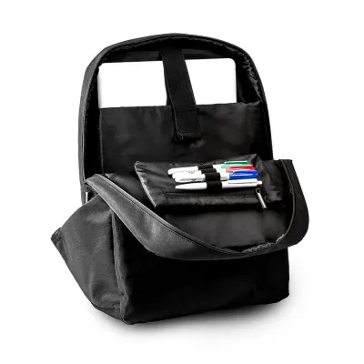 Mochila em poliéster com compartimento para notebook e saída externa USB para que não seja necess...