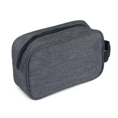 Necessaire em tecido poliéster, alça de mão e bolso externo com zíper.