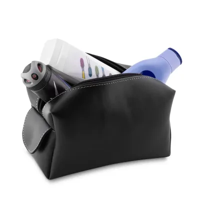 Necessaire em couro sintético preto com pegador lateral. Gravação frontal na opções: serigrafia e...