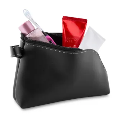 Necessaire em couro sintético preto com alça lateral. Gravação frontal na opções: serigrafia e pl...