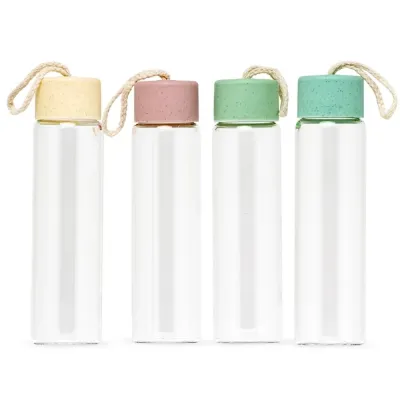 Garrafa de vidro 330ml com tampa plástica e alça de algodão para transporte.