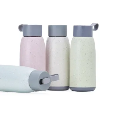 Garrafa de vidro 350ml com revestimento plástico, tampa plástica com alça de silicone.