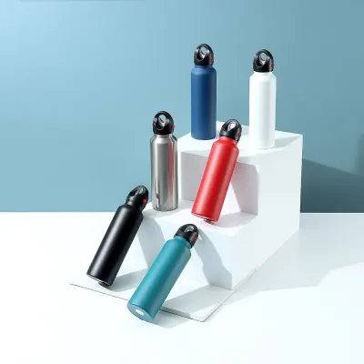 Garrafa Térmica em inox de parede dupla com capacidade de 620ml. Tampa possui trava de segurança ...