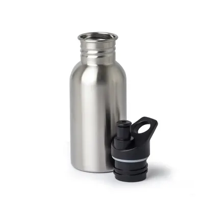 Squeeze inox com capacidade 550ml. Possui tampa rosqueável com bico plástico e alça integrada. 