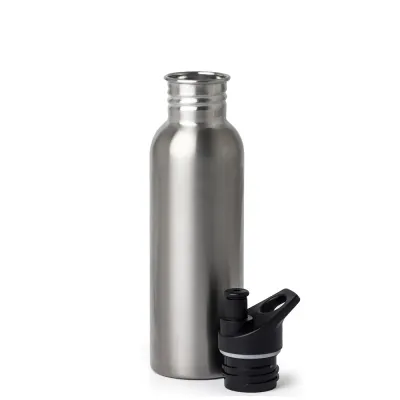 Squeeze inox com capacidade 700ml. Possui tampa rosqueável com bico plástico e alça integrada.