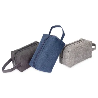 Nécessaire em nylon resistente à água com fechamento em zíper. Conta com alça lateral para facili...