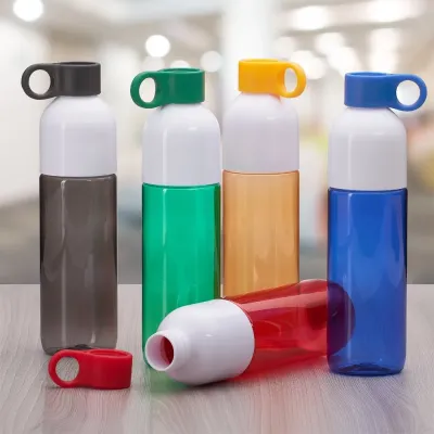 Garrafa plástica 700ml com tampa de suporte anelar. Squeeze colorido, possui tampa rosqueável na ...