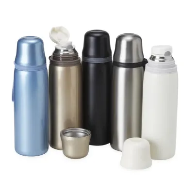Garrafa térmica feita em inox 304 com parede dupla, capacidade de 850ml. Com alça emborrachada pa...