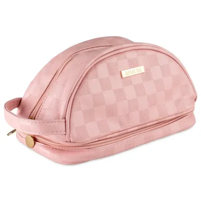 Um acessório sofisticado e versátil para itens essenciais de beleza e cuidadoi! Feita em couro si...